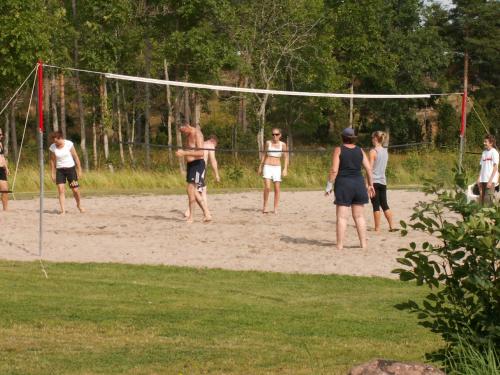 a group of people playing a game of volleyball at Söderö Stugby in Finström