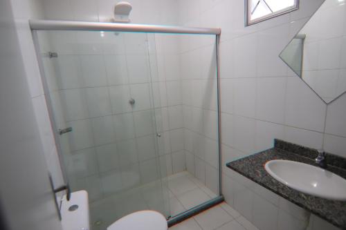 y baño con ducha, aseo y lavamanos. en Hotel Dom Passos, en Salvador