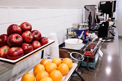 a bunch of apples and oranges in a kitchen at Country Inn & Suites by Radisson, Harrisburg West Mechanicsburg in Mechanicsburg