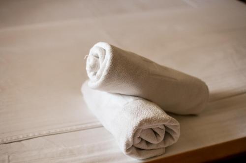 サラエボにあるBed and Breakfast Vijecnicaのベッドの上に置いた折りたたみ式タオル