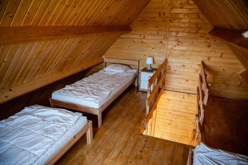 Postel nebo postele na pokoji v ubytování Pod Dębami Wicie- domki drewniane nad morzem