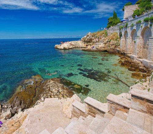 Blick auf den Ozean von einer Klippe in der Unterkunft Guest House Golden Goose in Rovinj