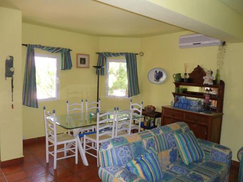 salon ze stołem i krzesłami w obiekcie Casa na praia e golfe w mieście Vale do Lobo