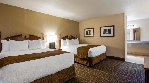 een hotelkamer met 2 bedden en een raam bij Best Western Lakewood- Historic Landmark in Lakewood
