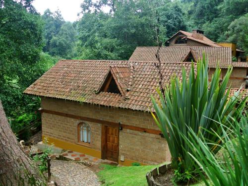 a small brick house with a brown roof at Bosque La Luna in Mazamitla