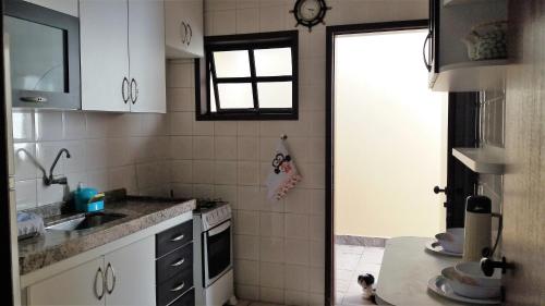 Kuchyň nebo kuchyňský kout v ubytování CABO FRIO CASA PARA 08 PESSOAS PRAIA DAS DUNAS RESIDENCIAL CLUb