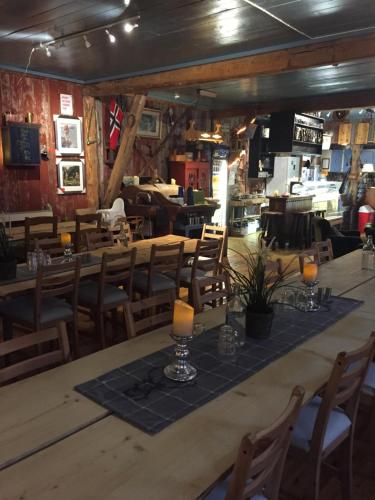 a dining room with a long table and chairs at Josygaard in Austefjorden