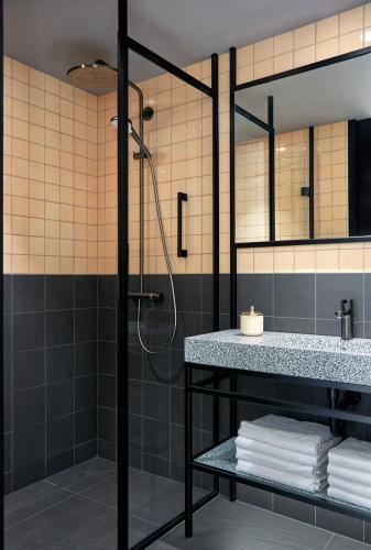 a bathroom with a shower and a sink at PURO Kraków Kazimierz in Kraków