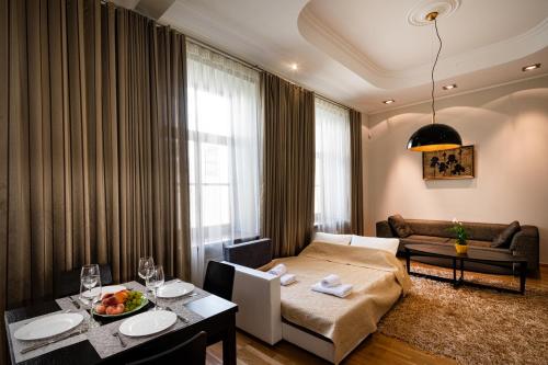 リガにあるOld Riga Jekaba street Apartmentのベッドとテーブル(食べ物付)が備わるホテルルームです。