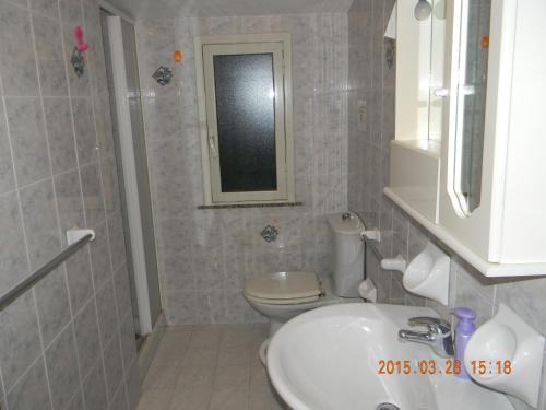 bagno con lavandino, servizi igienici e specchio di Casa Concetta a Noto Marina