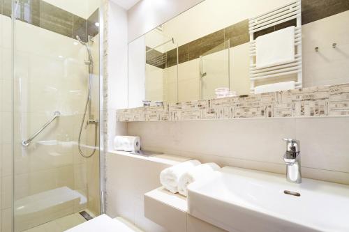 Ένα μπάνιο στο Elegant Apartments
