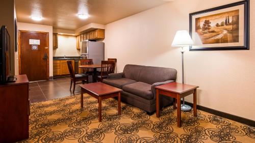 Η κουζίνα ή μικρή κουζίνα στο Best Western Elko Inn