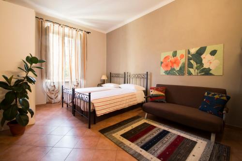 ein Schlafzimmer mit einem Bett und einem Sofa in der Unterkunft Spezia 35 in Turin