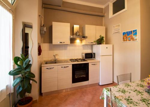 トリノにあるSpezia 35の小さなキッチン(白い冷蔵庫、シンク付)