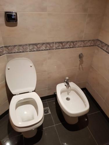 a bathroom with a toilet and a bidet at Departamento Céntrico in Rosario