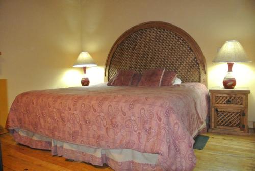 a bedroom with a large bed with two lamps at Bosque La Luna in Mazamitla