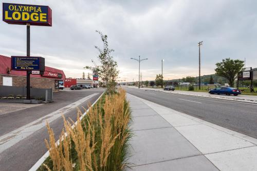 an empty street with a sign on the side of the road at Olympia Lodge in Calgary