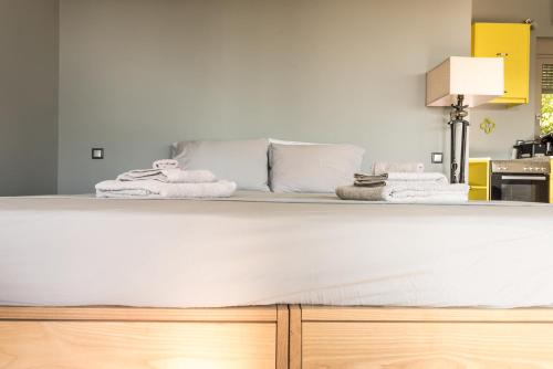 Ένα ή περισσότερα κρεβάτια σε δωμάτιο στο Comfy Kourouta Apartment & Suite