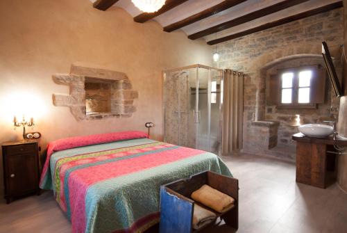 Säng eller sängar i ett rum på Casa Mur de Alujan