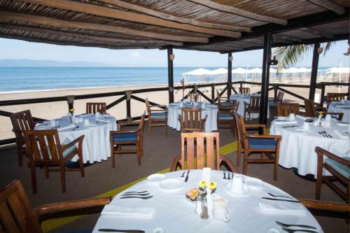 Un restaurante o sitio para comer en Velas Vallarta Suite Resort All-Inclusive
