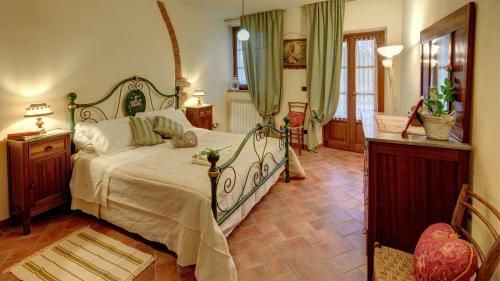 Кровать или кровати в номере Cappannelle Country House Tuscany