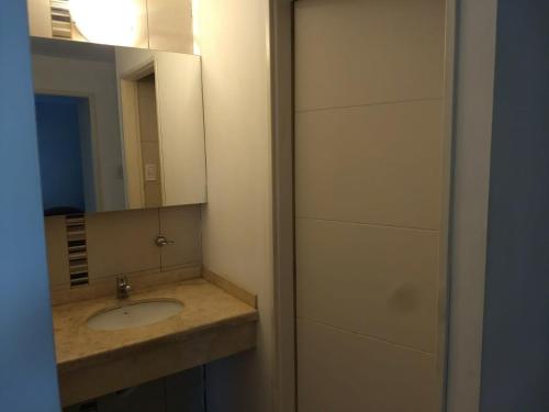 W łazience znajduje się umywalka i lustro. w obiekcie Valle de Uco Departamentos Urbanos - Ruta 40 w mieście Tunuyán