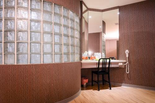 a bathroom with a wall with glass block windows at Guest Motel- Zhongli Branch in Pingzhen