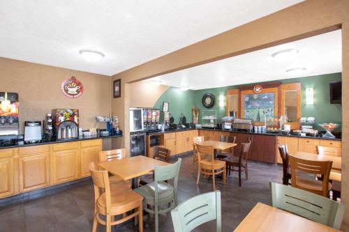 un ristorante con tavoli e sedie e una cucina di AmericInn by Wyndham Council Bluffs a Council Bluffs