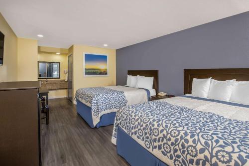 Кровать или кровати в номере Days Inn by Wyndham Banning Casino/Outlet Mall