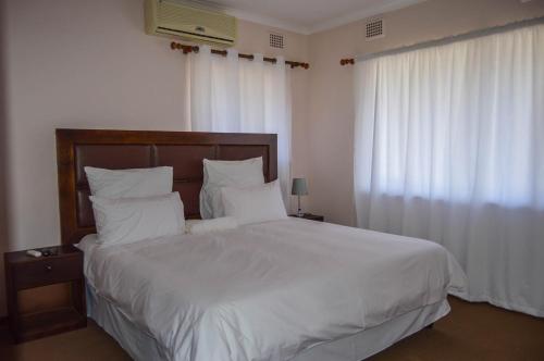Letto o letti in una camera di Emangunini Guest house