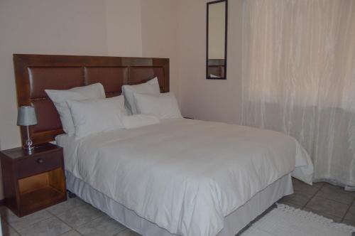 Letto o letti in una camera di Emangunini Guest house