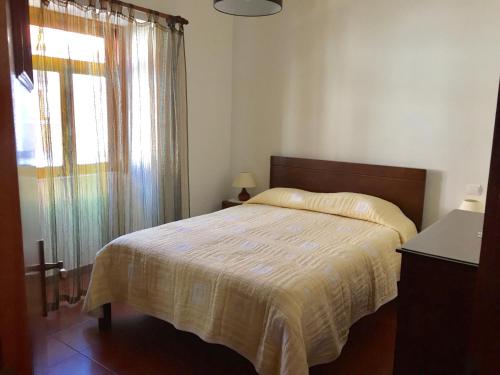 A bed or beds in a room at Casa da praia