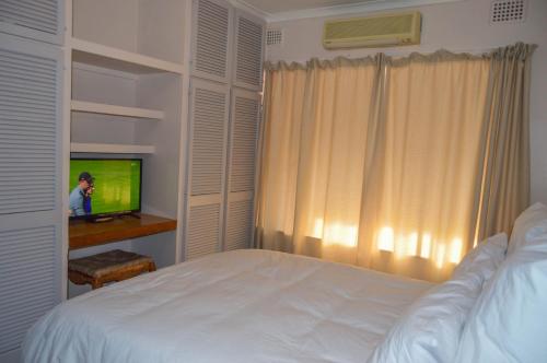 TV o dispositivi per l'intrattenimento presso Emangunini Guest house
