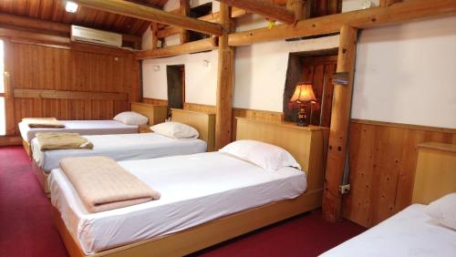 Postel nebo postele na pokoji v ubytování Jinsha Cultural Village