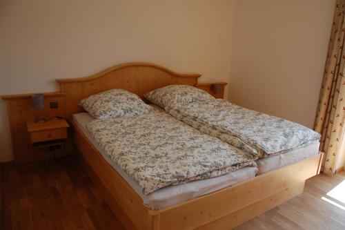 A bed or beds in a room at Landhaus Fuchs