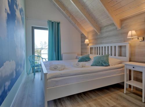 a bedroom with a large bed in a room at KOMFORTOWE DOMKI Brzozowa Przystań nad morzem we Władysławowie in Władysławowo