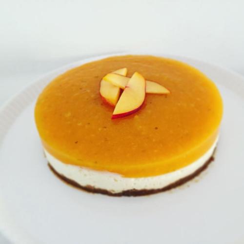 a dessert with apple slices on a white plate at A casa ventotto in Mesagne