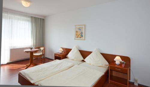 Un pat sau paturi într-o cameră la Alpha Apparthotel leipzig-Rötha
