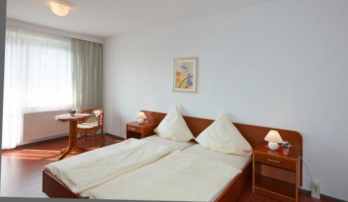 Postel nebo postele na pokoji v ubytování Alpha Apparthotel leipzig-Rötha