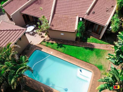 una vista aérea de una piscina frente a una casa en Echo Garden Guesthouse, en Rustenburg