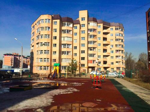 クラスノゴルスクにあるApartment on Geologov street 4/3の大きなアパートメントで、前に遊び場があります。
