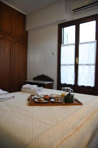 a tray of food sitting on top of a bed at Archontiko Klitsa in Portariá