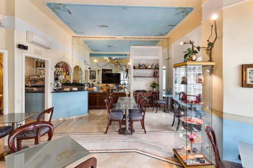 comedor con mesa y sillas en Hotel Art Resort Galleria Umberto, en Nápoles