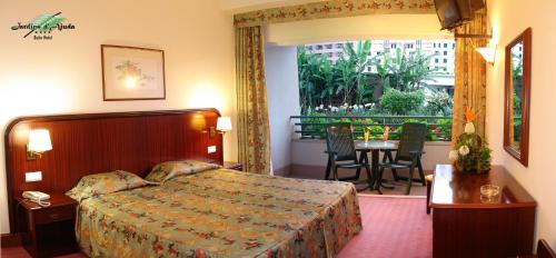 Postel nebo postele na pokoji v ubytování Suite Hotel Jardins Da Ajuda