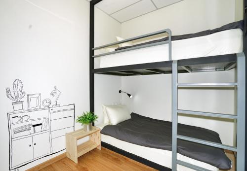 מיטה או מיטות קומותיים בחדר ב-B@Home
