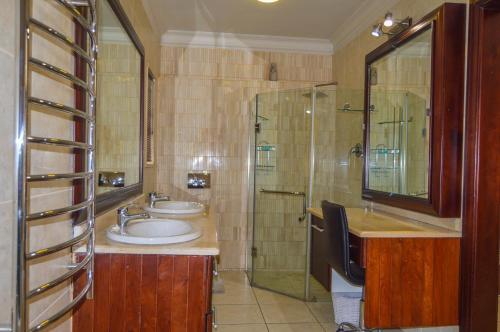 Bathroom sa Emangunini Guest house