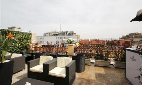 balcone con sedie e vista sulla città di Hotel Indipendenza a Roma