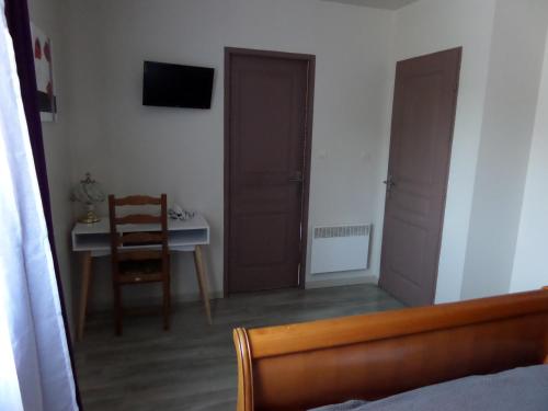 Μια τηλεόραση ή/και κέντρο ψυχαγωγίας στο Chambre d'hotes ronquer