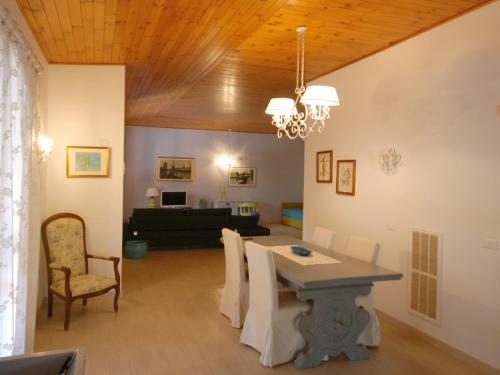 ein Esszimmer mit einem Tisch und ein Wohnzimmer in der Unterkunft Villa Sabrina in Lignano Sabbiadoro