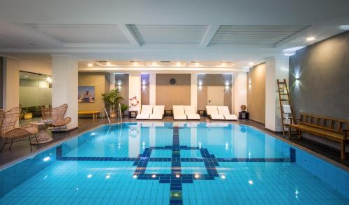 希爾德斯海姆的住宿－希爾德斯海姆凡德瓦克酒店，在酒店房间的一个大型游泳池